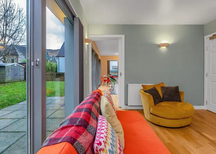 Cheerful Stays: 4 Bedroom Cottage In Arrochar