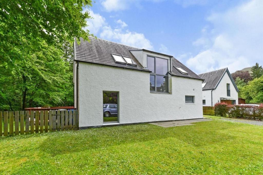 Cheerful Stays: 4 Bedroom In Holiday home Arrochar