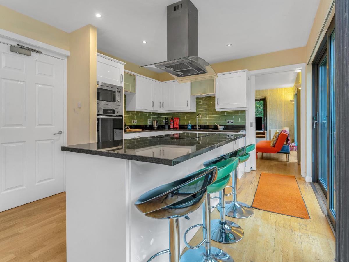 Holiday home Cheerful Stays: 4 Bedroom In *