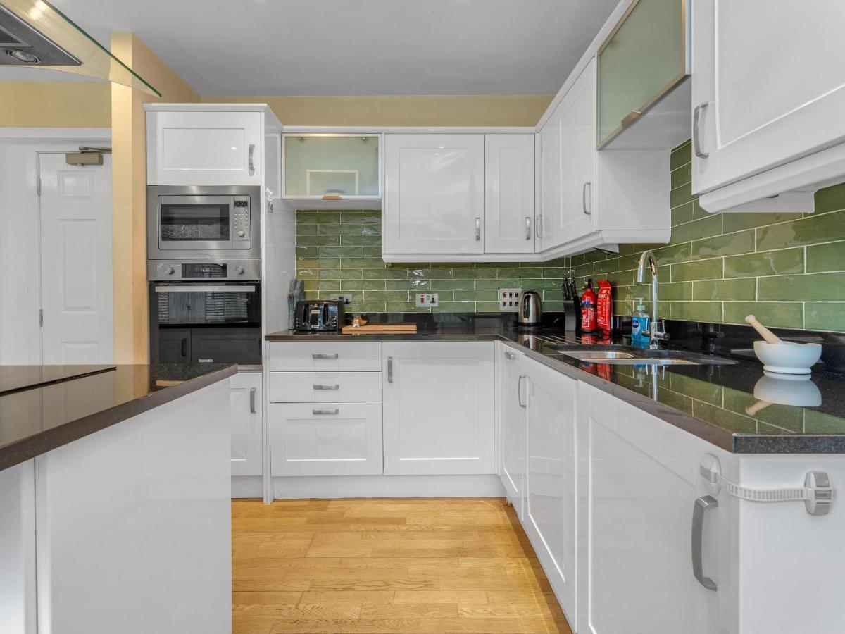 Cheerful Stays: 4 Bedroom In *