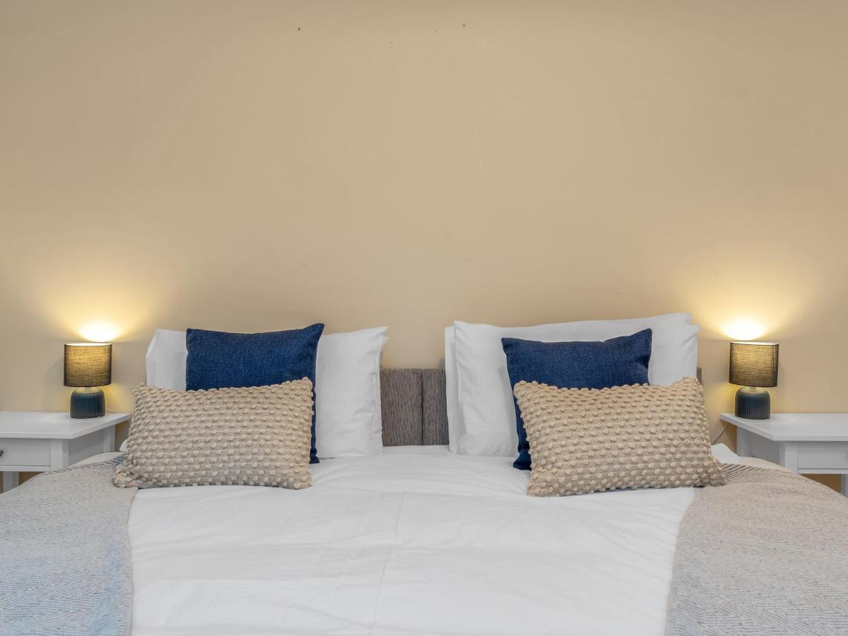 Cheerful Stays: 4 Bedroom In *