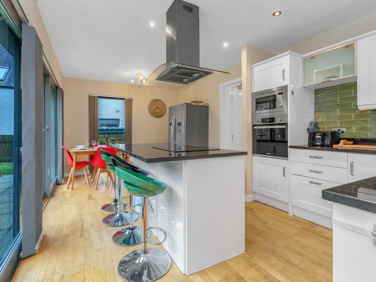 Cheerful Stays: 4 Bedroom In Holiday home Arrochar