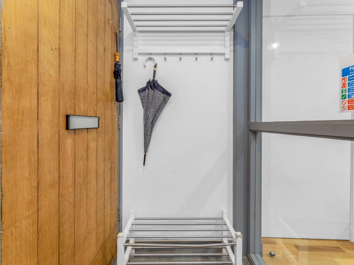 Cheerful Stays: 4 Bedroom In