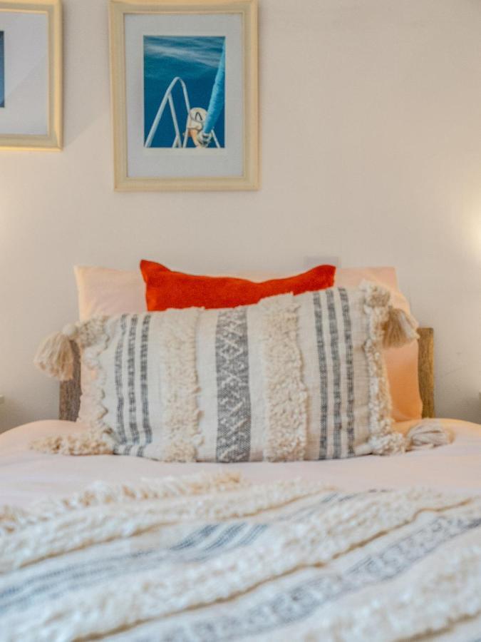 Cheerful Stays: 4 Bedroom In *