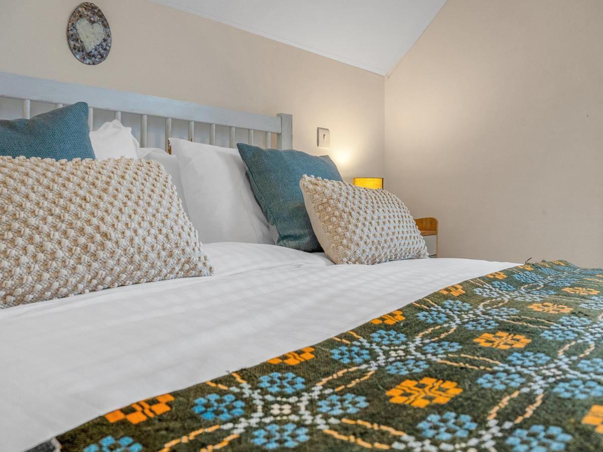 Cheerful Stays: 4 Bedroom In