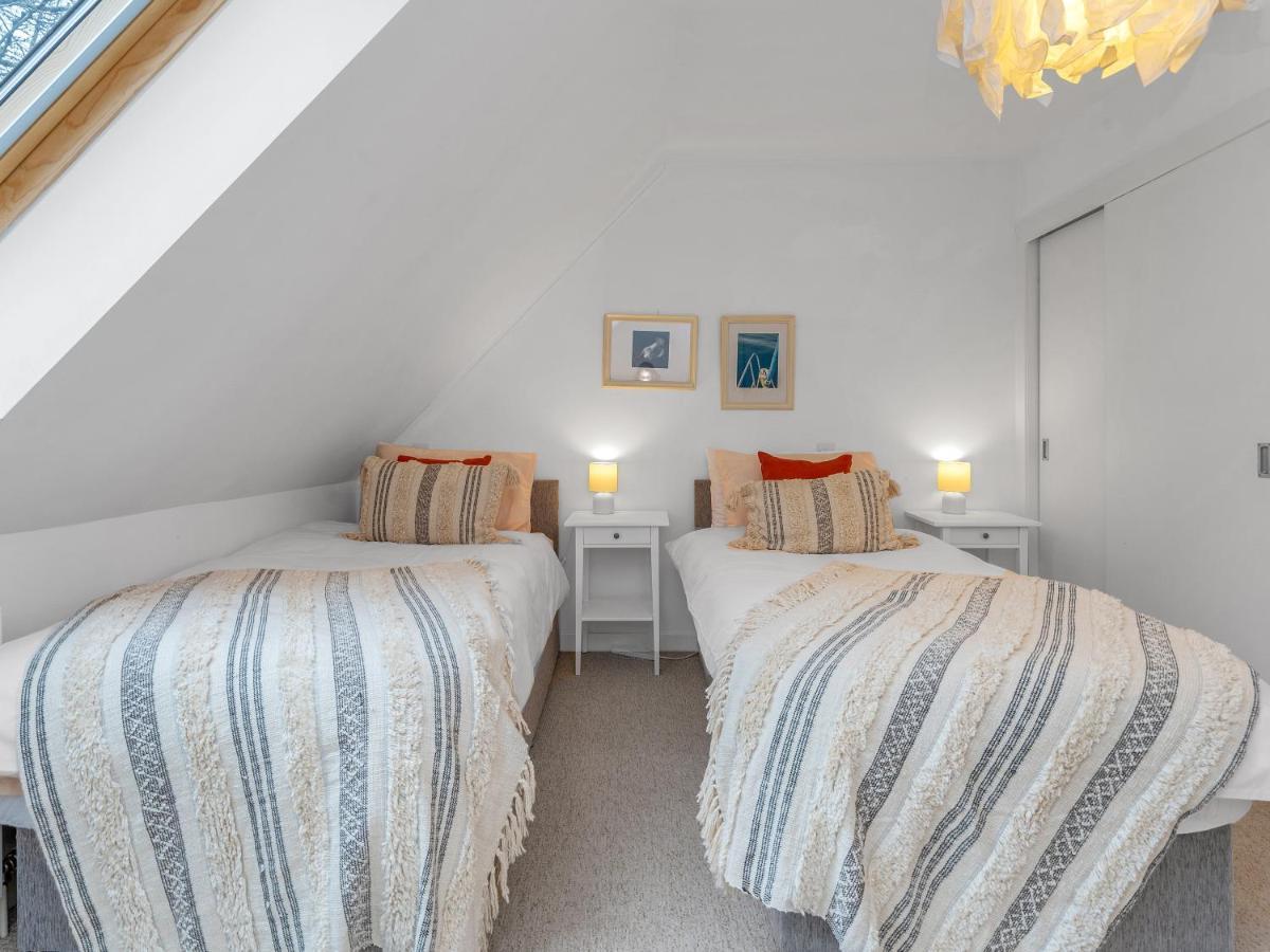 Cheerful Stays: 4 Bedroom In *