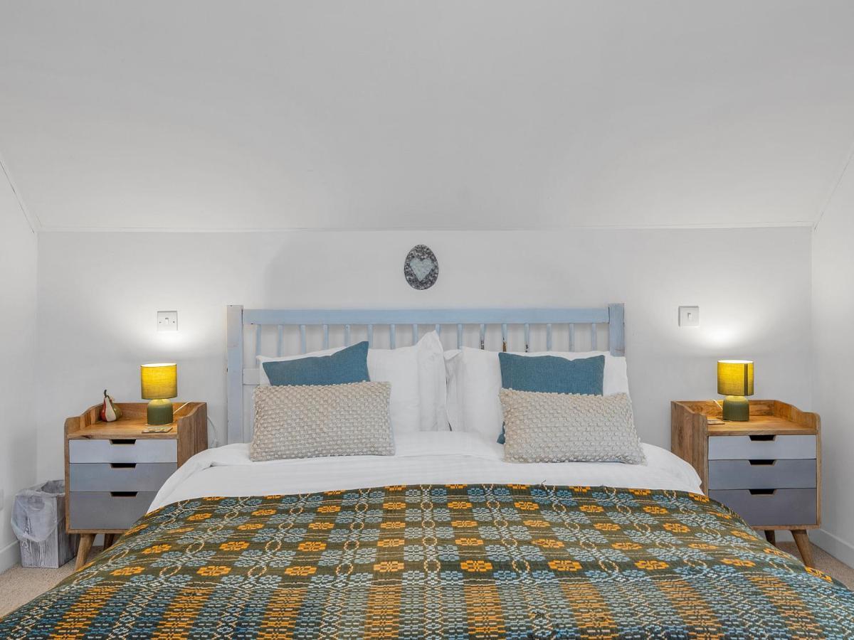 Cheerful Stays: 4 Bedroom In Holiday home
