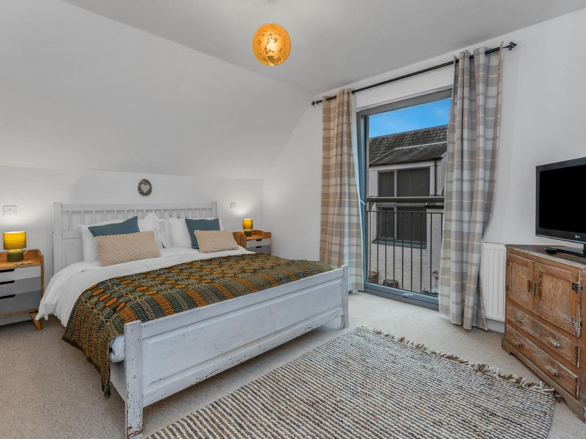 Cheerful Stays: 4 Bedroom In Holiday home