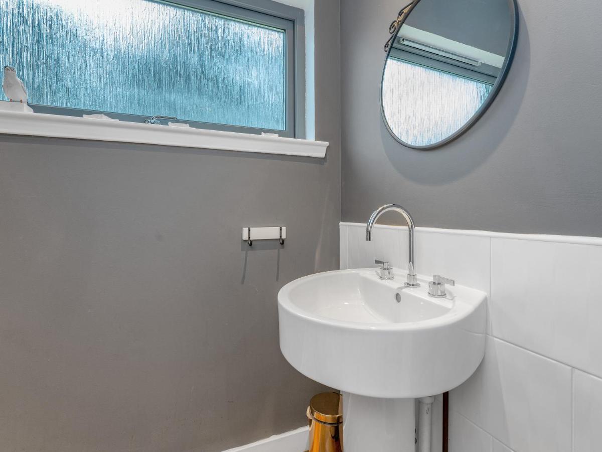 Cheerful Stays: 4 Bedroom In *