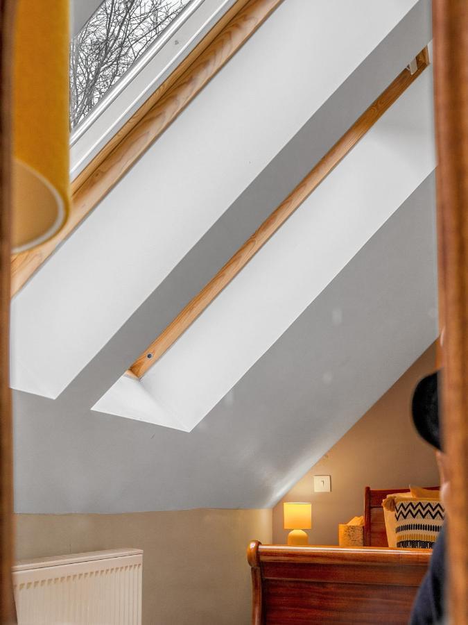 Cheerful Stays: 4 Bedroom In *