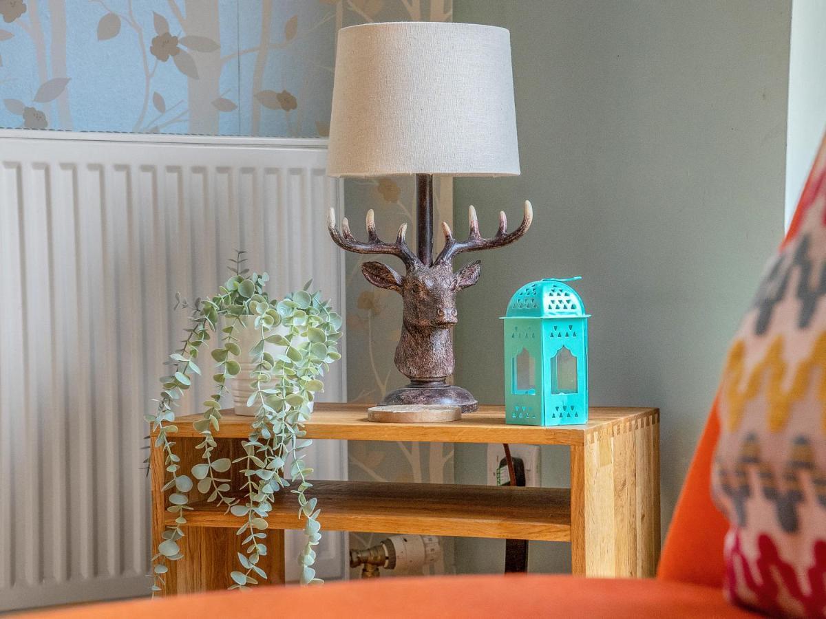 Cheerful Stays: 4 Bedroom In