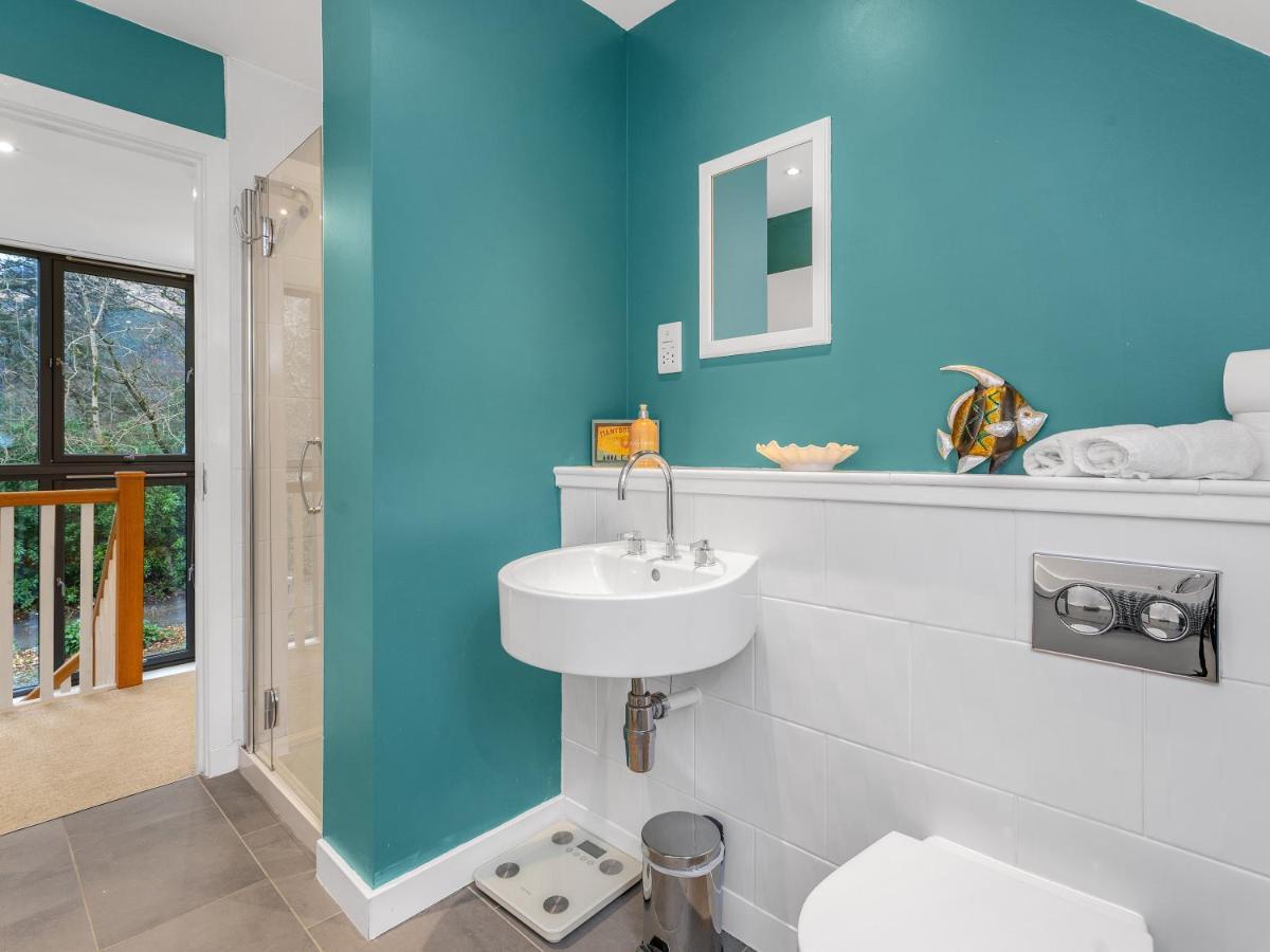 Cheerful Stays: 4 Bedroom In Holiday home