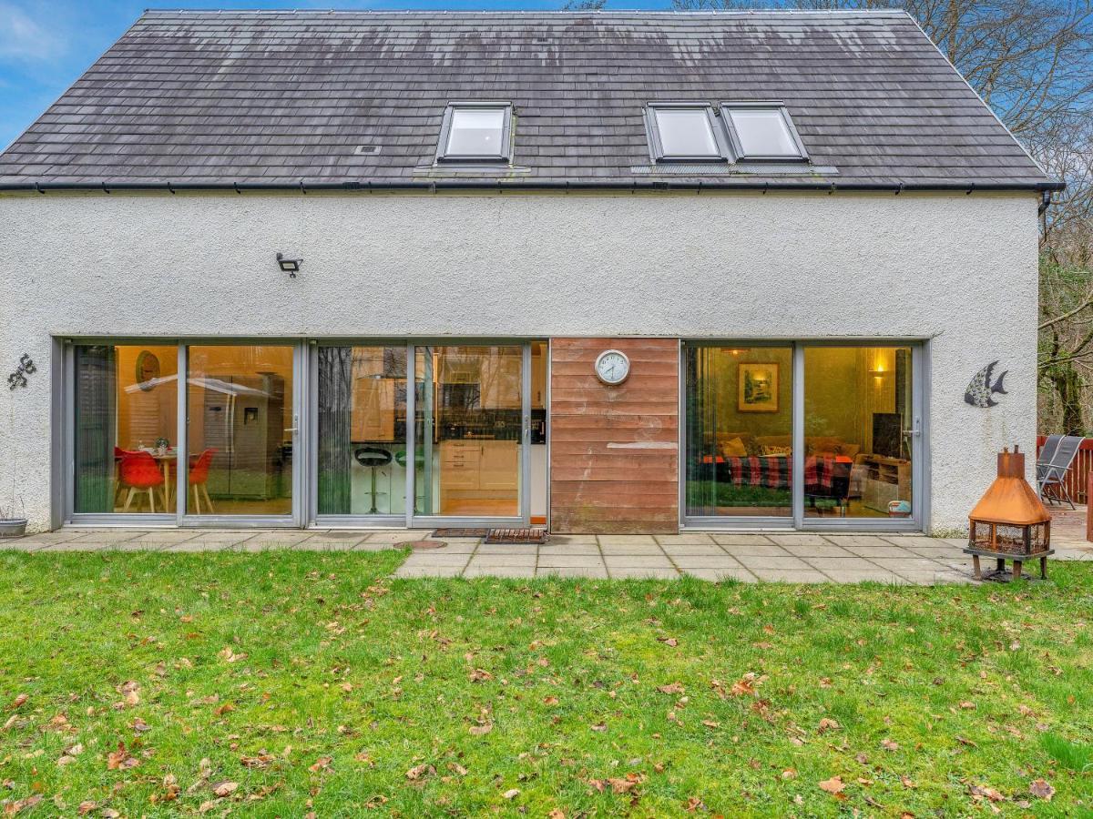 Cheerful Stays: 4 Bedroom In *