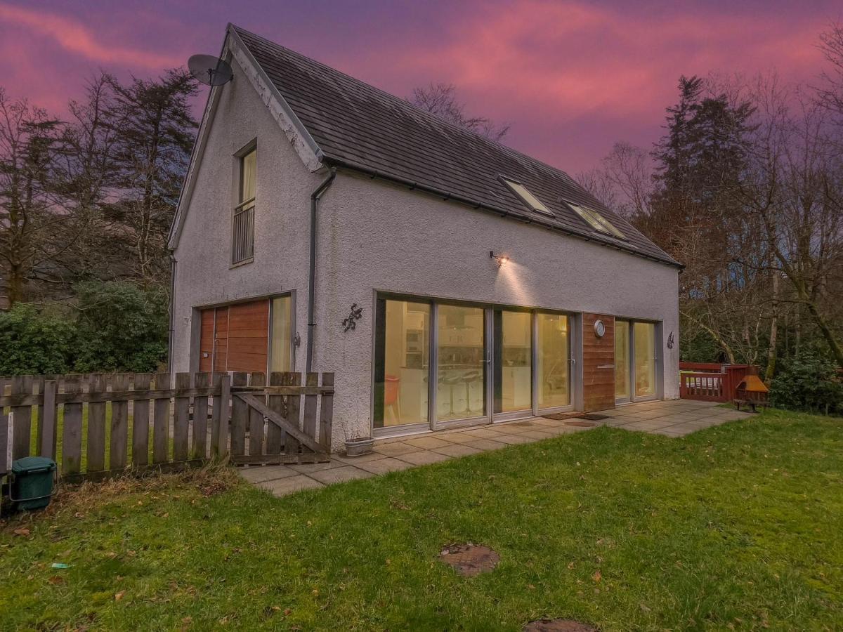 Cheerful Stays: 4 Bedroom In Holiday home