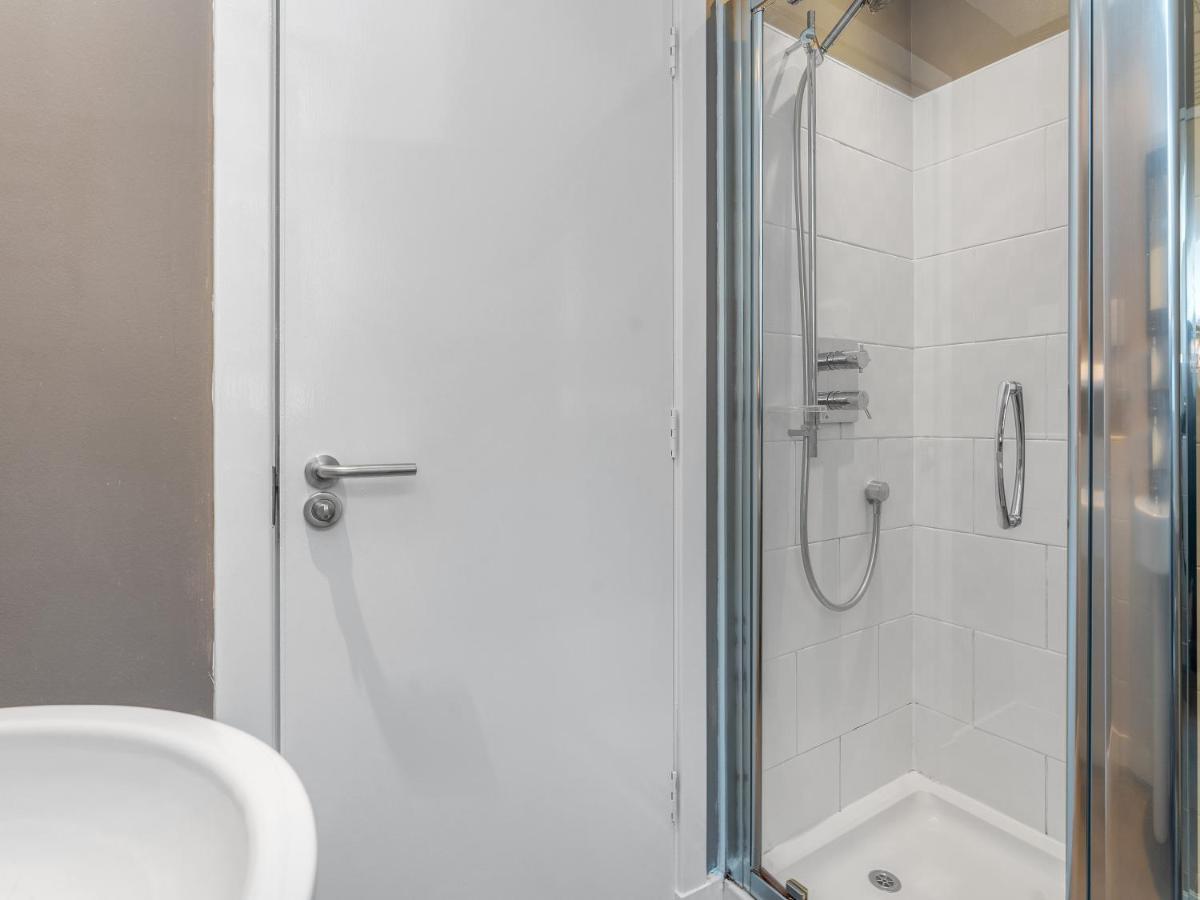 Cheerful Stays: 4 Bedroom In Holiday home