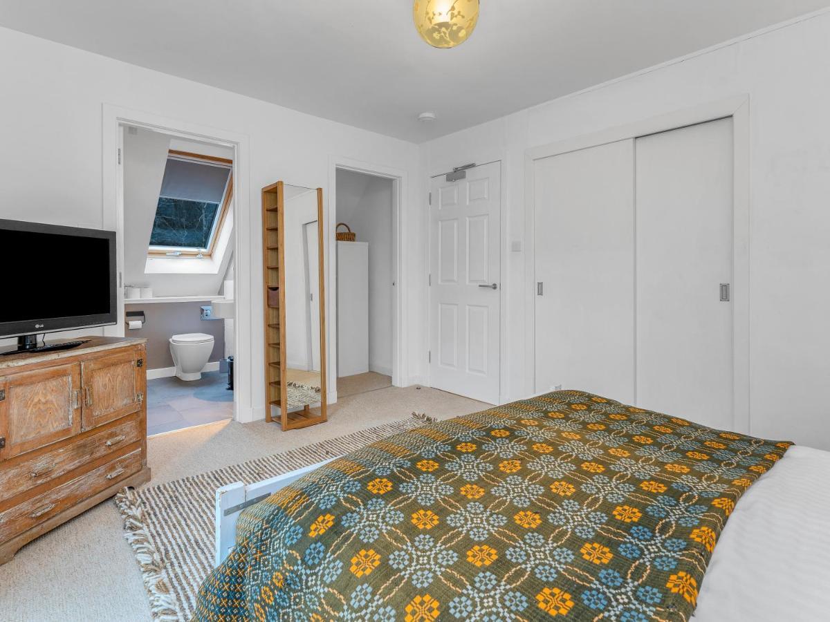 Cheerful Stays: 4 Bedroom In